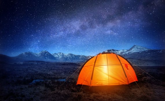 Por que se oscurece el cielo por la noche