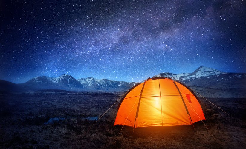 Por que se oscurece el cielo por la noche